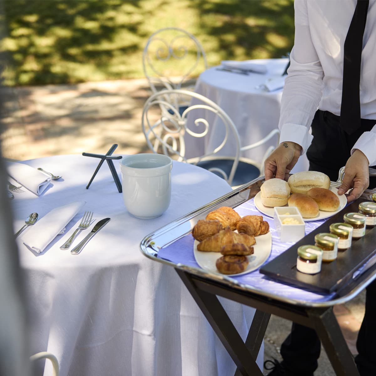 Im Garten, begleitet von einer wunderschönen Aussicht.